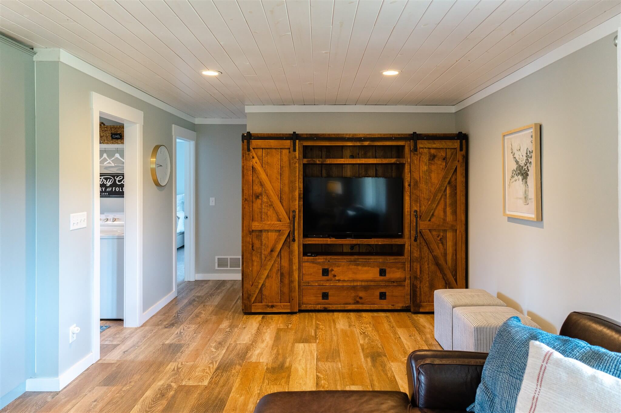 Living area with barn door entertainment center